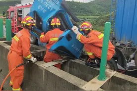 救援速递丨红河建水消防鸡石高速急救车祸被困人员图片