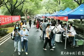 江汉大学迎来新生，乐观女孩拄着拐杖来报到图片