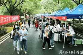 江汉大学迎来新生，乐观女孩拄着拐杖来报到图片