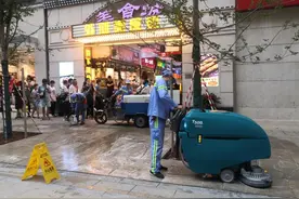 南京路步行街东拓，多款“神器”增援，湿纸巾擦路面竟然擦不出灰？图片