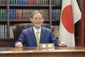 菅义伟坐上“总裁椅”笑称感觉太好、无法平静图片
