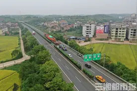 直击！68.88米“百足虫”收服395吨“巨无霸”，“逆行”通过高速收费站图片