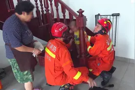 看孩子别大意 威海两岁男童头卡在楼梯栏杆里图片