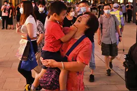 一周图片｜南昌“跪行中介”日行2万步：“我腰杆是硬的”图片