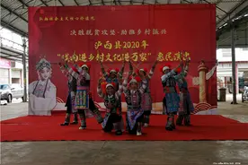 @泸西人 快搬起小板凳，来家门口看演出啦！图片