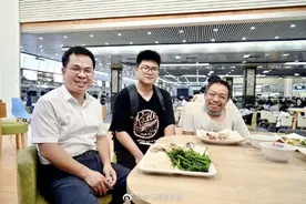曾在街头乞讨的00后男生，大学报到图片