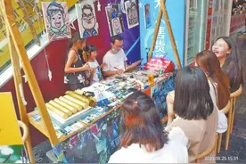 街头肖像漫画师：在店里画和摆摊画没大的区别，现场写生更直接更生动图片