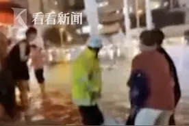 男子暴雨中骑车时突然触电 竟是因电瓶进水图片