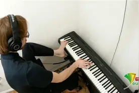 独臂男子可弹钢琴打游戏 手脚嘴并用身残志坚图片