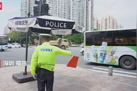 清凉一整天！深圳新款交警制服内置小风扇图片