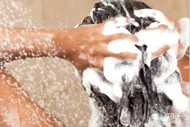 洗发水在头发上打匀后“起的沫少就脏，起的沫多就干净”？图片