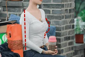 含胸驼背的女人，站着就很猥琐！穿它，1秒开肩直背，化身天鹅颈美人图片