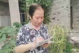 7旬老人写诗10余年 背后是一段泪目故事图片