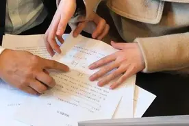 “让不让人寒心！”杭州大妈搞卫生翻出老公小金库：200万！这钱她想争回来……图片