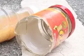 车停十分钟被瓶子砸了4次 肇事者却说：扔野猫的图片