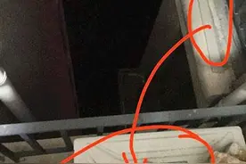 女子深夜情绪失控，站15楼窗台上“敲锣”图片