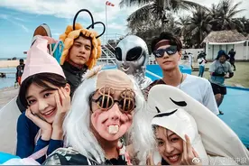 《夏日冲浪店》导演：王一博出乎意料，极具冲浪天赋图片