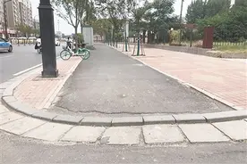 华夏大道非机动车道“台阶”多 存在安全隐患图片