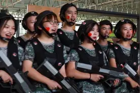 上海高校军训设“战场”，东华大学军训上演真人版CS视频封面