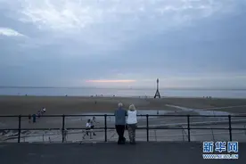 英国防疫新举措下的海边图片
