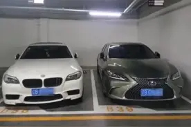 车库里这辆车总是斜着停放，背后原因太暖了……图片