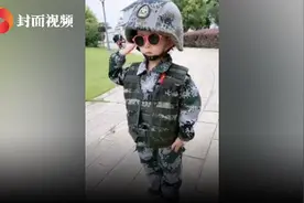 退伍军人带4岁女儿军训，踢正步有模有样，网友：表情到位图片