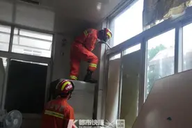 男子报警说蛇钻进空调内机，消防员到场却发现是只老鼠图片