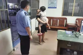 粗心妈妈留小孩独自在家睡觉 醒后外出寻父母却不慎走失……图片