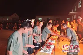 项城市人武部为新兵举办集体生日晚会图片