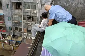这一跪，让人肃然起敬图片