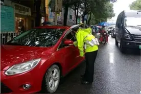 司机飞车溅水淋湿行人，要罚图片
