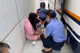 为相亲绝食减肥，胖女孩晕倒在火车站广场图片