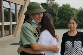 87岁老兵穿军装送资助孩子上大学， 临行时车站拥抱告别视频封面