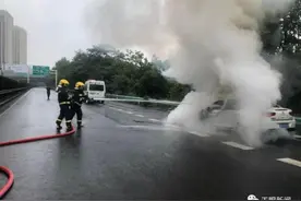 就在刚刚！贵阳一轿车发生自燃图片