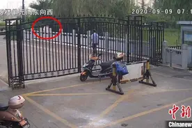 68岁小区保安跳河救起轻生学生 警方为其申报见义勇为图片