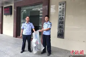 宿舍内惊现眼镜蛇 民警化身“捕蛇达人”化险为夷图片