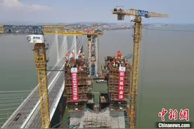 中国首座跨海高速铁路桥主塔成功封顶图片