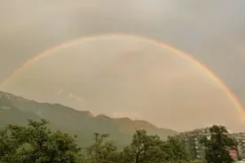 美！雨后北京，晚霞与彩虹交辉图片