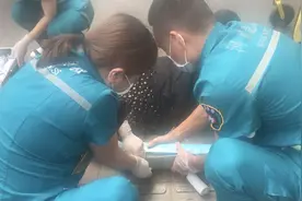 遛狗老太被长狗绳绊倒右臂摔骨折？提醒大家，遛狗的狗绳要控制在合适长度图片