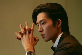 井柏然拍写真化身精致公子哥 秀完美侧颜举手投足显贵气图片