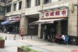 1角硬币的现实两面：两家超市拒收，这家社区超市却自备硬币方便找零图片