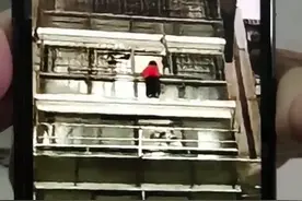 6岁男孩挂在13楼窗边向楼下邻居喊救命，大门被孩子反锁，门外家长心急如焚图片