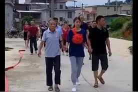 福建一女孩去当兵全村敲锣打鼓送行，网友：美丽又勇敢，乡亲也好可爱图片