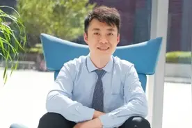 受伤近8月左手未恢复触觉 陶勇：若不做医生会去写小说图片
