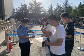 豫v牌照发放现场！中牟男子凌晨3点开排队图片