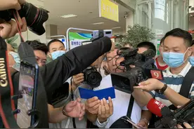 郑州第一张豫V号牌车主：太激动了！手在发抖图片