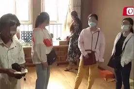 30多人围堵一栋公寓，火急火燎找一个女人要钱！青岛警方：涉案金额上千万，被骗的赶紧报警图片