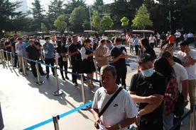 豫v牌照发放现场！中牟男子凌晨3点来排队图片