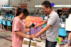 蛋糕+书籍！安徽一高校开学报到当天为新生庆18岁生日图片