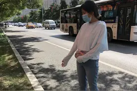 气愤！西安一女子骑电动车撞伤人逃逸，还拿走伤者的包图片